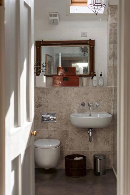 Sarah'S - A Townhouse Apartment In Georgian Holt Holt  Exteriér fotografie