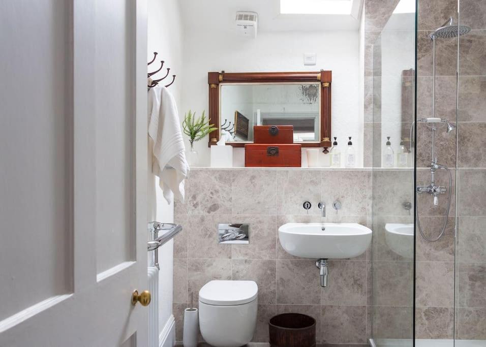 Sarah'S - A Townhouse Apartment In Georgian Holt Holt  Exteriér fotografie
