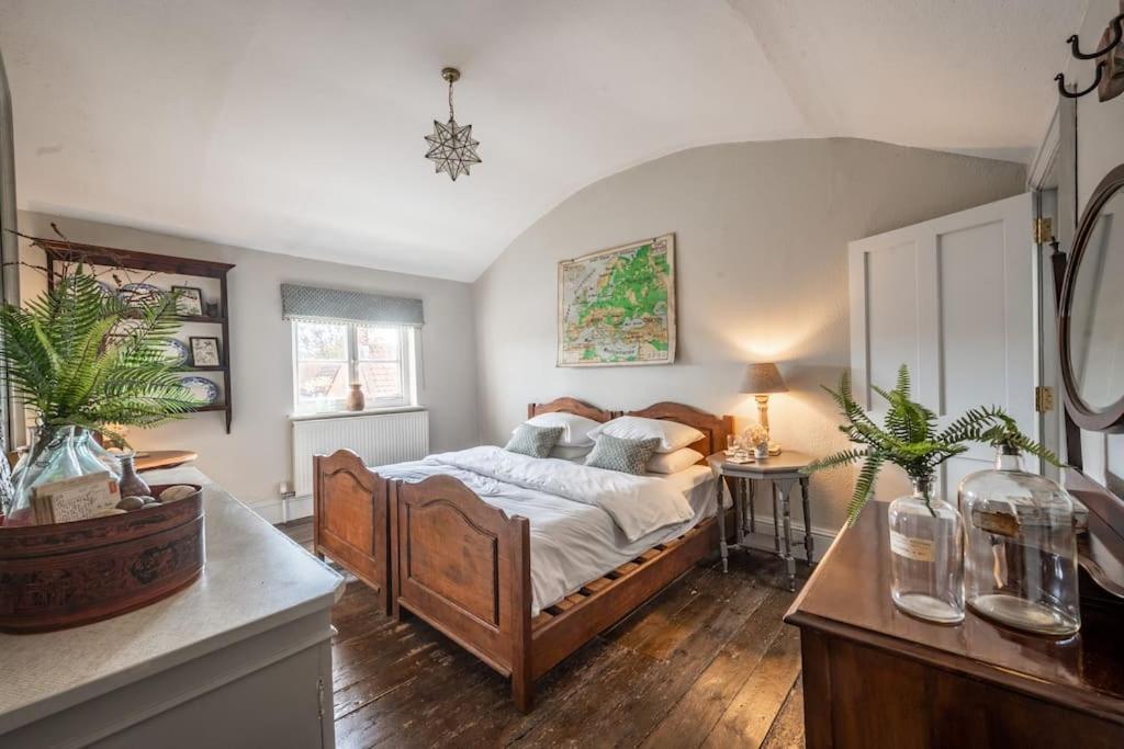 Sarah'S - A Townhouse Apartment In Georgian Holt Holt  Exteriér fotografie